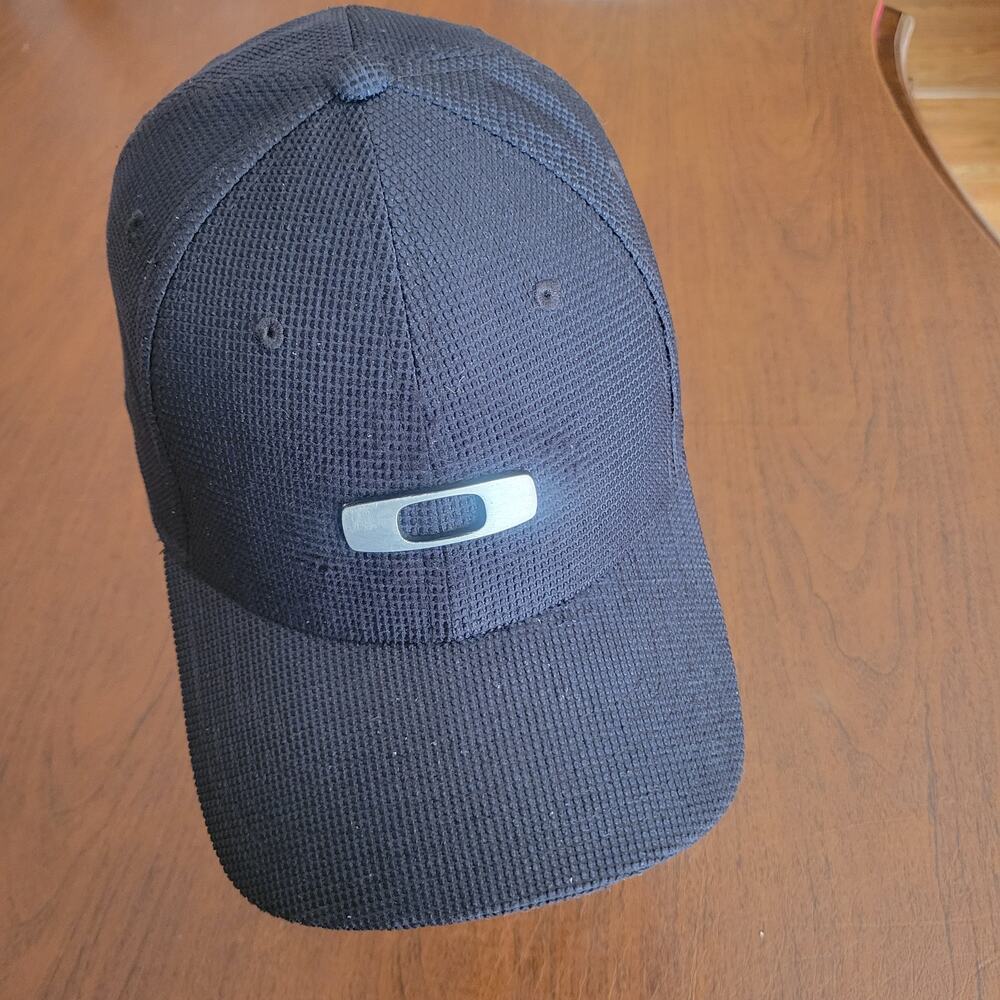 Oakley Mens Tincan Metal Logo  Black  Hat Stretch Fitted Hat A Flex Sz L/XL